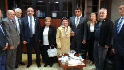 Silivride Yaşayan Melahat Düvenci, 2 Evini Kızılaya Bağışladı