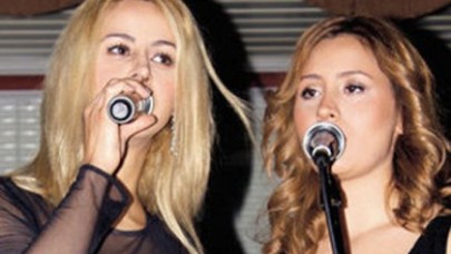 Şarkılarını kızıyla birlikte söyledi