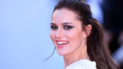 Fahriye Evcen Cannesda göz doldurdu