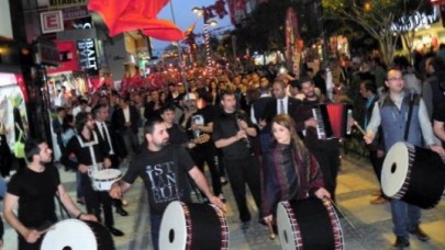 Avcılarda 2 ayrı fener alayı kuruldu