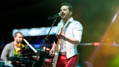 GENÇLER, EMRE ALTUĞ ŞARKILARIYLA BAYRAM YAPTI