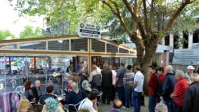 Her Sabah 250 Emekliye Ücretsiz Çay ve Simitli Kahvaltı