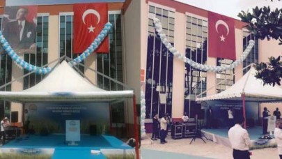 Bakan gelecek diye Atatürk posteri indi