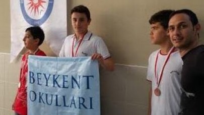 Şampiyon madalyalara doymuyor!