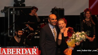 Suzan Kardeş Bakırköy&#39;ü salladı