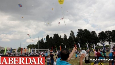 BİNLERCE UÇURTMA GÖKYÜZÜNÜ SÜSLEDİ