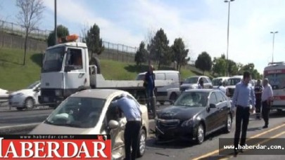 Çarpışan İki Otomobil Metrobüs Yoluna Girdi: 4 Yaralı