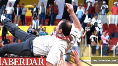 Futbolcular Örkmez’i uçurdu