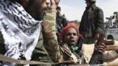 'Kaddafi güçleri Zaviye'de önüne geleni vuruyor'