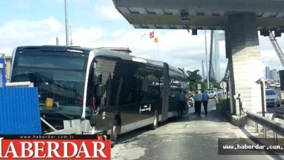 Boğaziçi Köprüsü Çıkışında Metrobüs Bariyerlere Çarptı