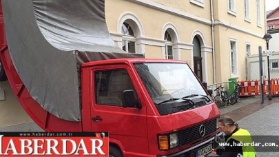 Trafik Polisi Kamyonun Heykel Olduğunu Anlamadı, Ceza Kesti