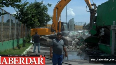 Tribünler, yerle bir edildi