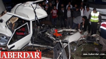 Kamyon Otomobili Altına Alıp Sürükledi: 5 Ölü