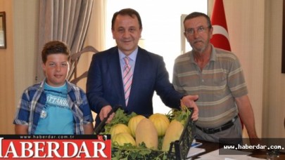 İLK KAVUN ÜRETİCİSİ MUAMMER ATASOY OLDU