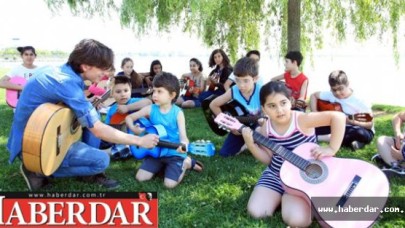Göl Kenarında Gitar Kursuna Büyük İlgi