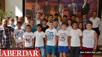 BAŞKAN CEM KARA PEHLİVANLARI UĞURLADI