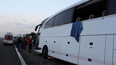 Kaza Yapan Otobüsün camını kırıp atladılar