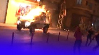 Adanada PKK Sempatizanları Yol Kesip, Polis Aracı Yaktı