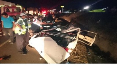 Otomobil TIR a çarptı: 5 ölü