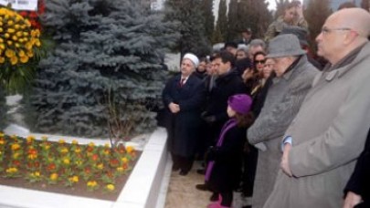 Çetin Emeç'e mezarı başında anma