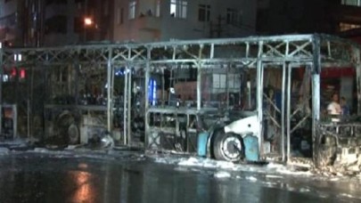 Maskeli Grup Halk Otobüsünü Yaktı