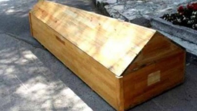 Öldü denilen kadın kendi cenazesinde uyandı