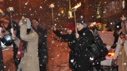 Kar yağışı altında meşaleli yürüyüş