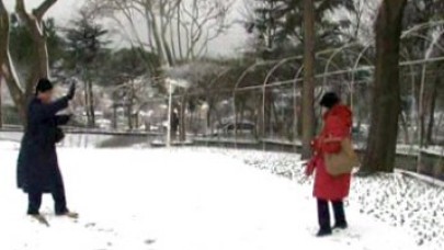 Turistlerin kar topu keyfi