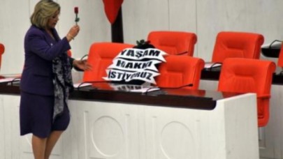 Başbakan'ın koltuğuna siyah çelenk