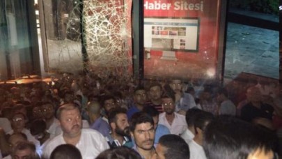 Hürriyet’in binasına tekbirli saldırı