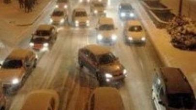 Şiddetli kar yağışı Başkent'i felç etti