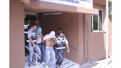 Esenyurtta, &quot;sahte içki imalatı&quot; iddiasıyla gözaltına alınan 2 kişi tutuklandı.