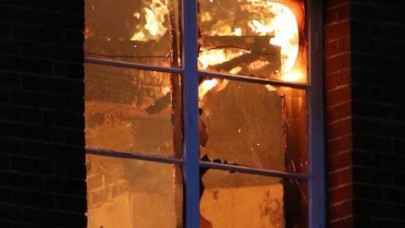 Temizlemekten bıktığı evini yaktı!