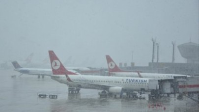 Uçaklara 'De-Icing' uygulanıyor
