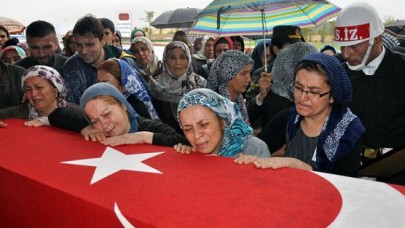 Şehit eşi isyan etti: Barış istiyordunuz, kocamın kanı döküldü hadi barışın!