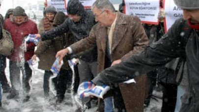 Belediyenin önünü tuzladılar