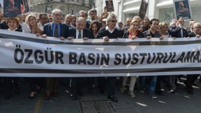 Gazetecilerden protesto yürüyüşü