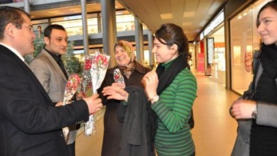 Bayanlara karanfilli kutlama