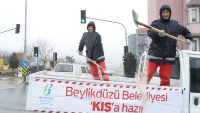 BEYLİKDÜZÜ’NDE KARLA MÜCADELE EKİPLERİ 24 SAAT GÖREVDE