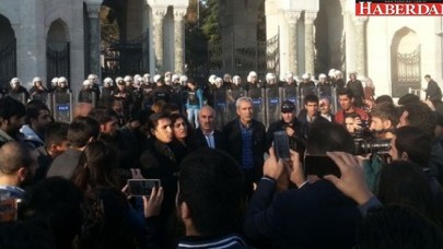 İstanbul Üniversitesinde Sebahat Tuncele polis müdahalesi