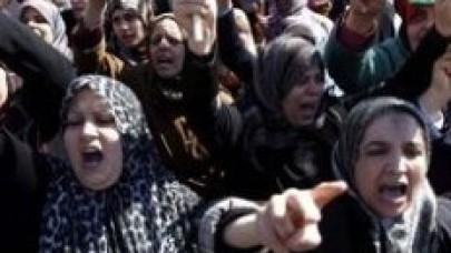 Muhalifler Bingazi'de Kaddafi'ye meydan okudu