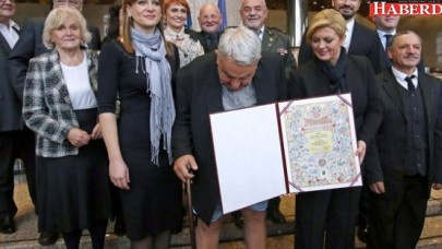 Ödül alırken pantolonu düştü!