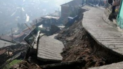 Heyelan karayolunu kapattı