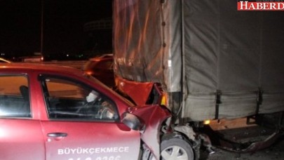 Ticari Taksi Tıra Arkadan Çarptı: 1 Yaralı