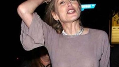 53 yaşında sutyensiz