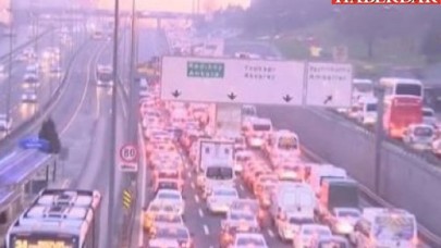 Beton tanker devrildi, D-100de trafik kilit