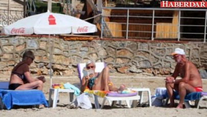 Alanyada tatilciler denize girdi