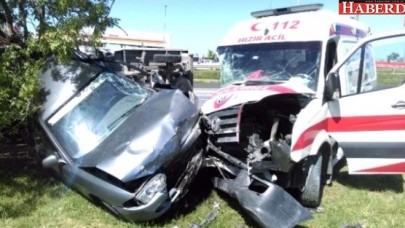 Ambulansla Kamyonet Çarpıştı: 2 Yaralı
