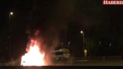 Belediyenin Temizlik Aracına Çarpan Otomobil Alev Alev Yandı