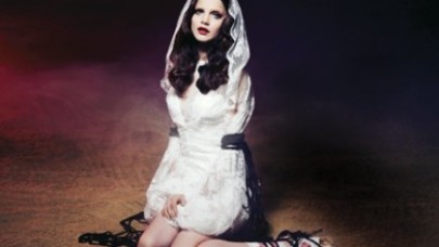 Podyumda 'Tuğçe'yi taşlamak'